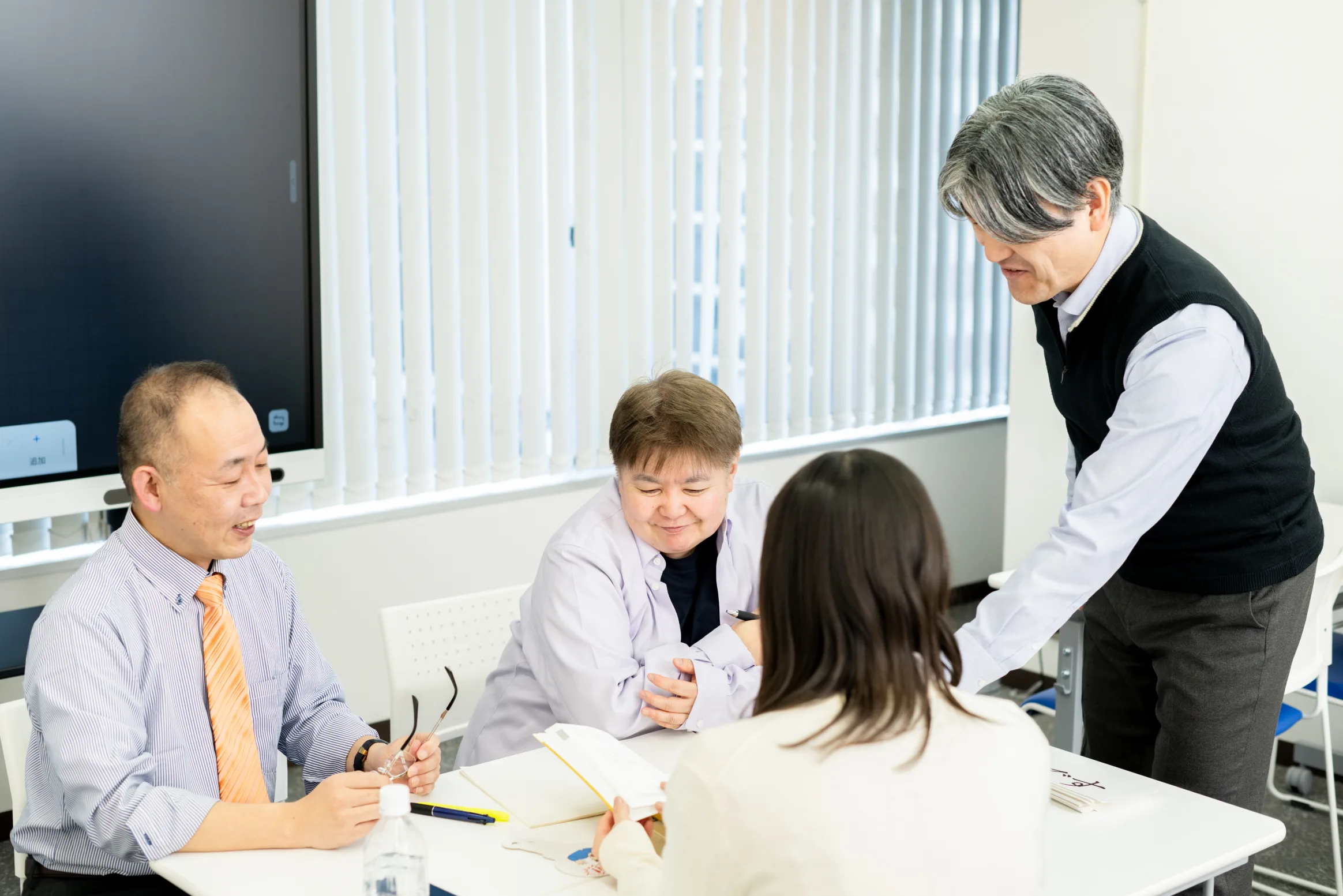 講師のもとで学び合うカナン東京の受講生