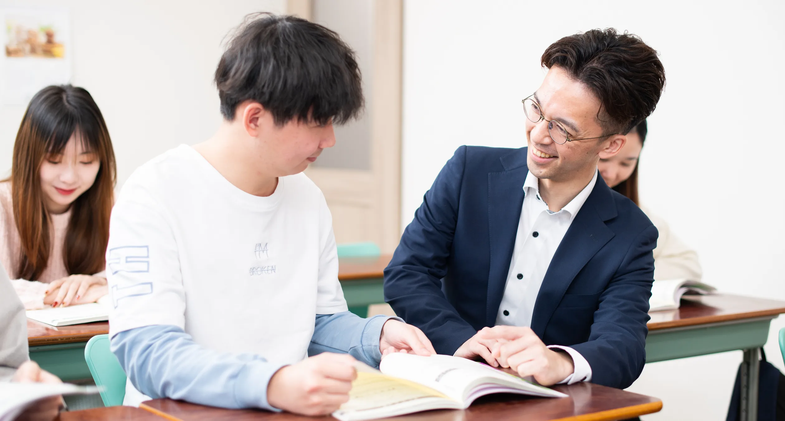 受講生に寄り添って指導するカナン東京の講師