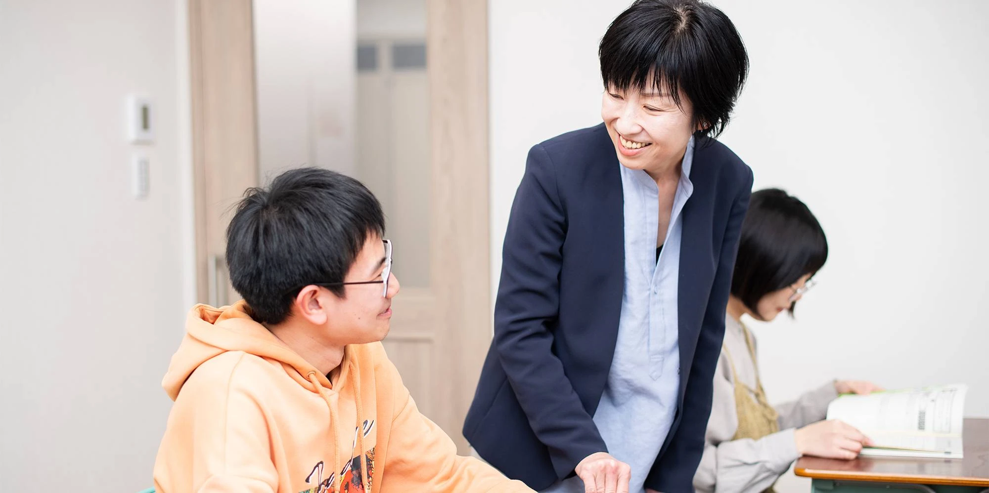 カナン国際教育学院で学生を支援する教職員