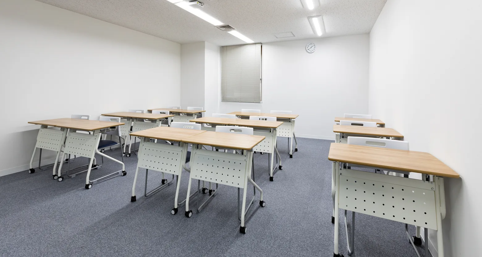 落ち着いた教室で学ぶ受講生