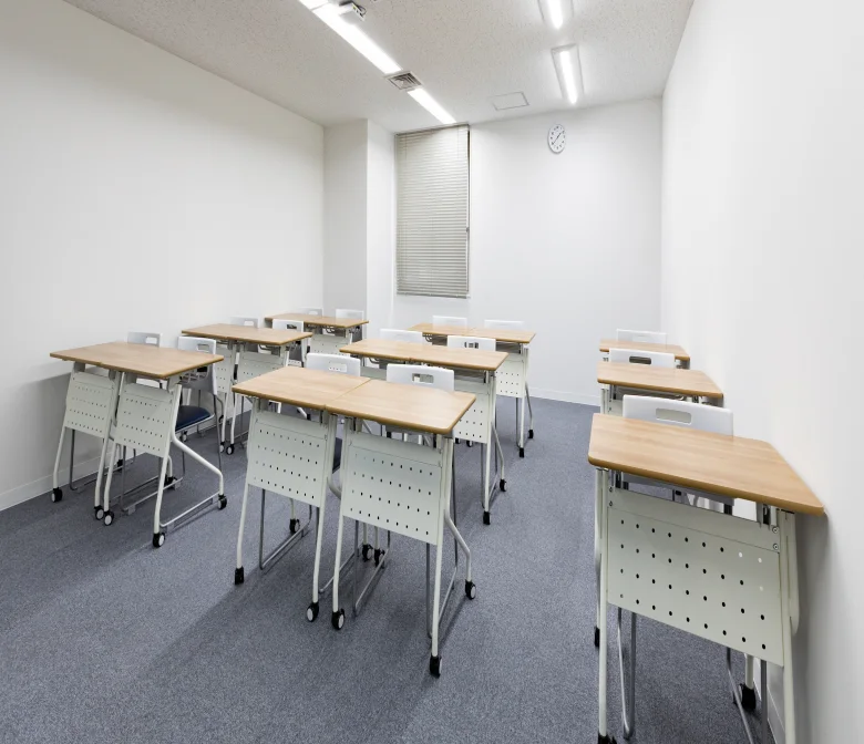 落ち着いた教室で学ぶ受講生