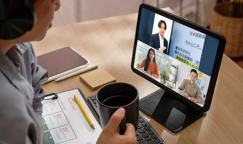 海外からタブレットでオンライン授業に参加する受講生