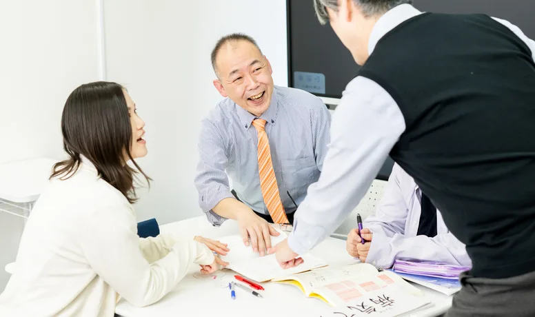 対面授業で談笑する講師と受講生