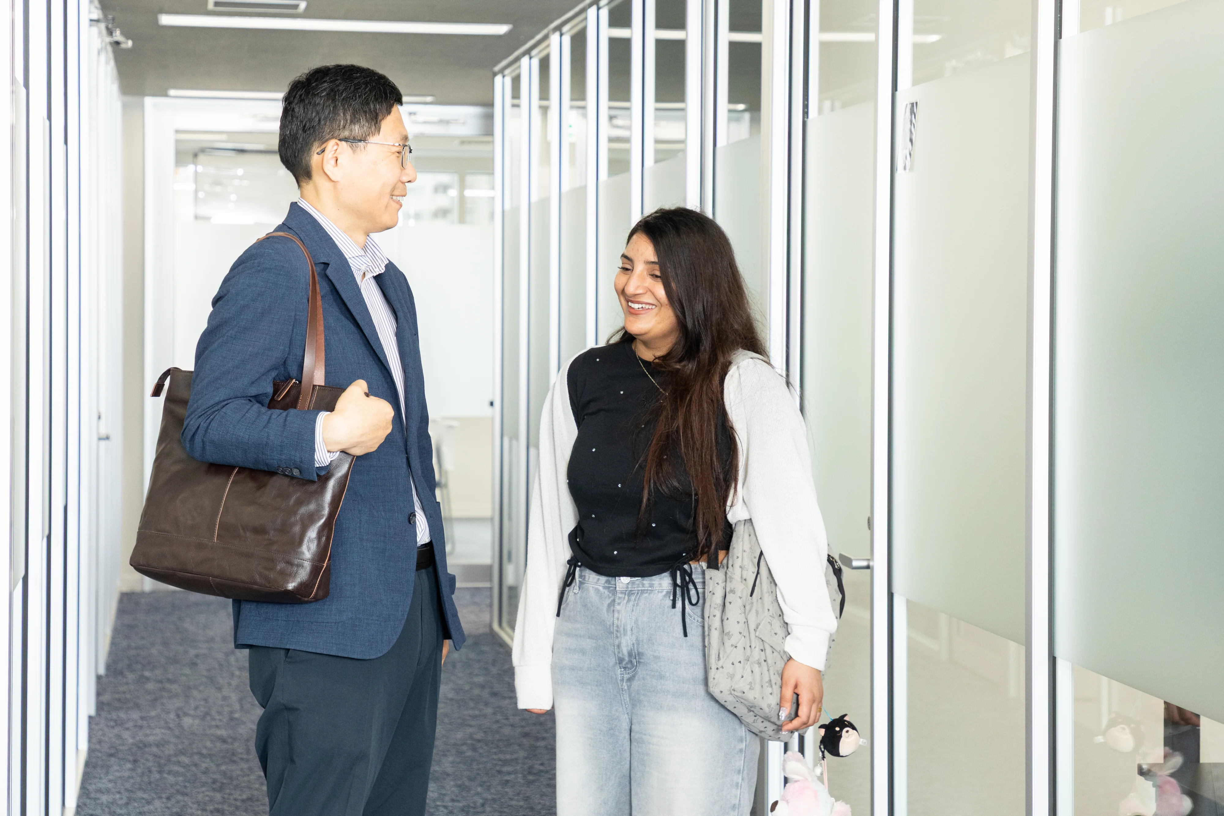 校内で日本語を使って会話する学習者
