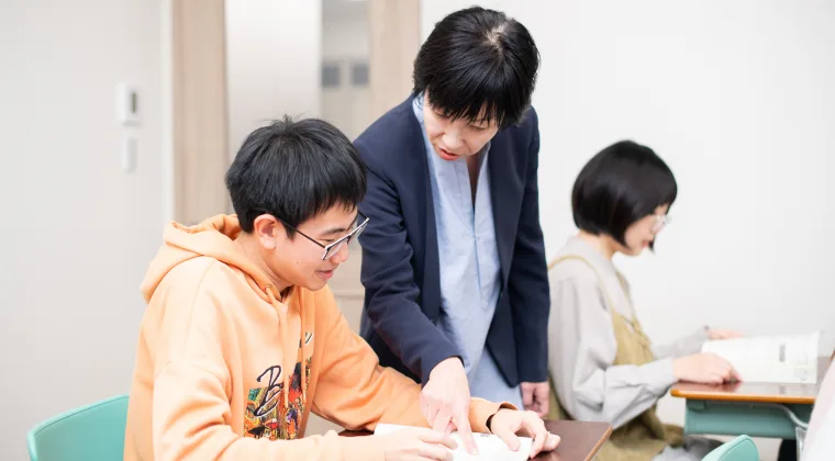 受講生に寄り添って個別に指導する講師