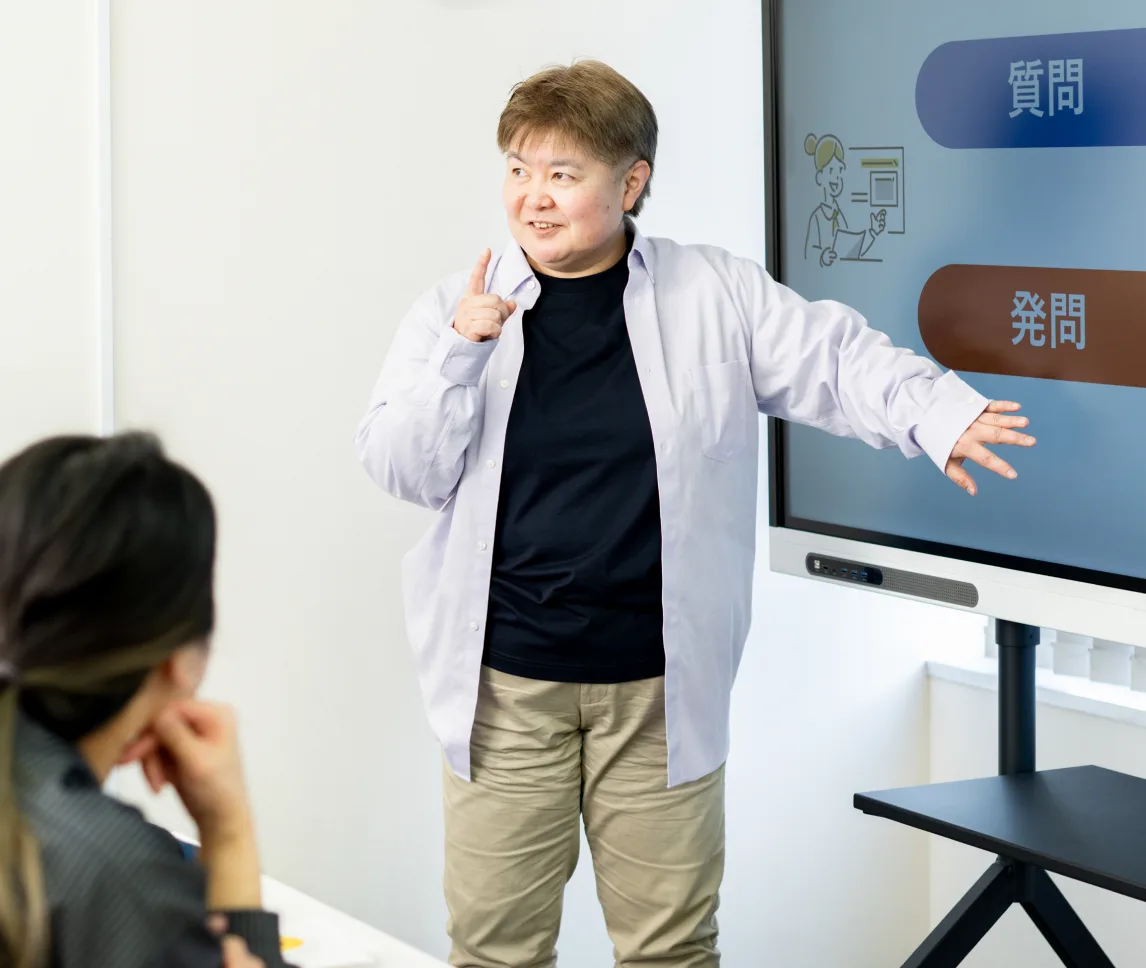 モニターを使って授業を行うカナン東京の講師